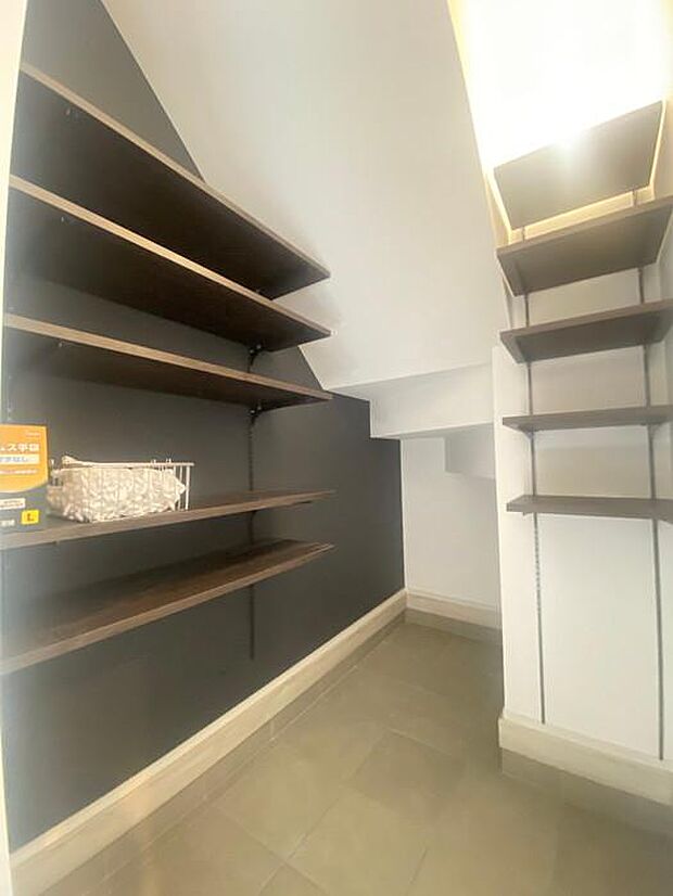階段下を有効活用した広い土間収納は、玄関をいつもスッキリ保てます♪可動棚で使い方も自由自在♪