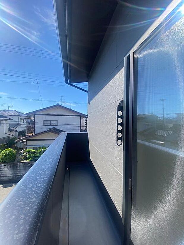 階段を上がってすぐバルコニーへ出られる快適な動線です♪洗濯物を干す動線もスムーズで快適です♪