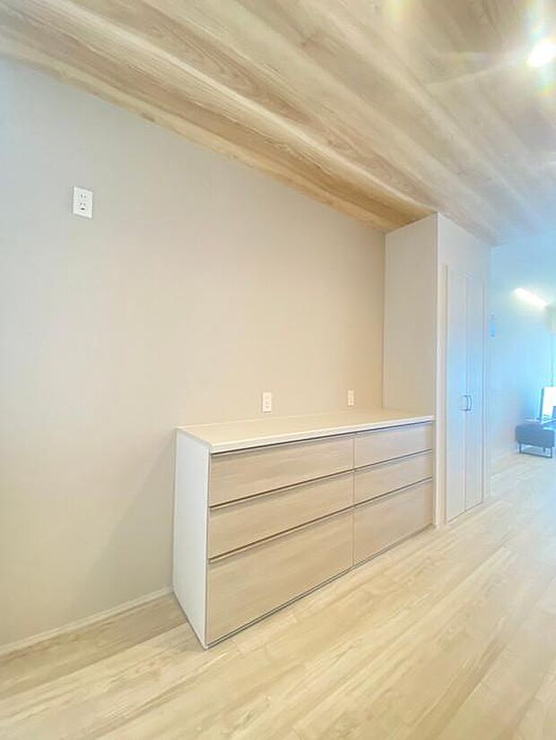 キッチン背面に大容量のカップボードを完備♪収納力抜群で、いつまでもすっきり片付くキッチンです♪