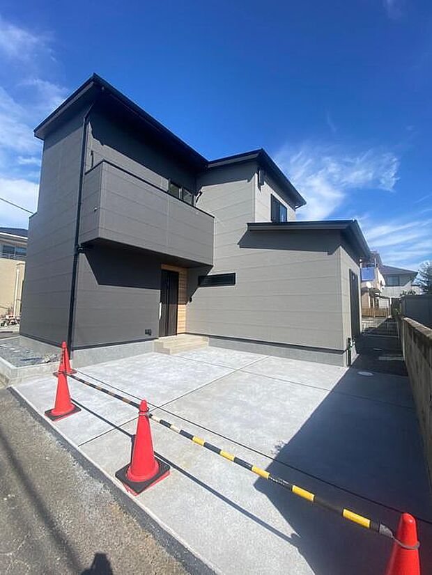 落ち着いたグレーの外観です♪敷地内駐車2台可能♪コンクリート舗装でお手入れが簡単♪