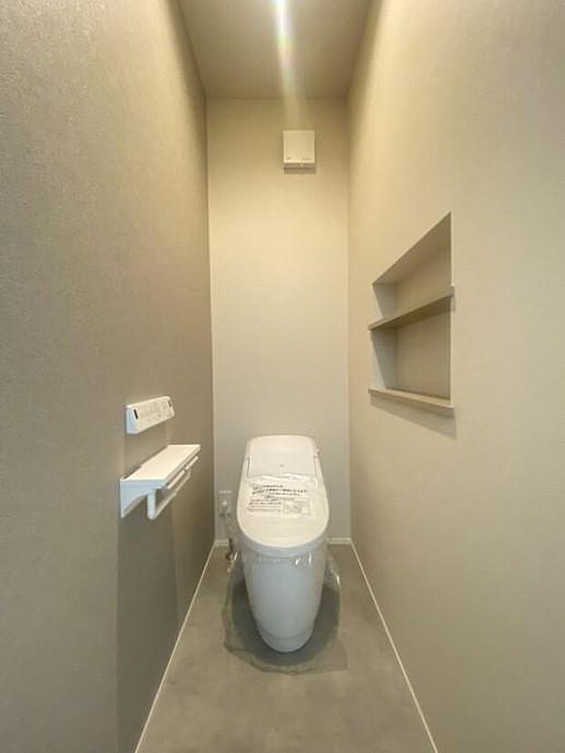 1階のトイレです♪タンクレストイレで見た目がスッキリ！ニッチ棚付きでちょっとした小物を飾れます♪