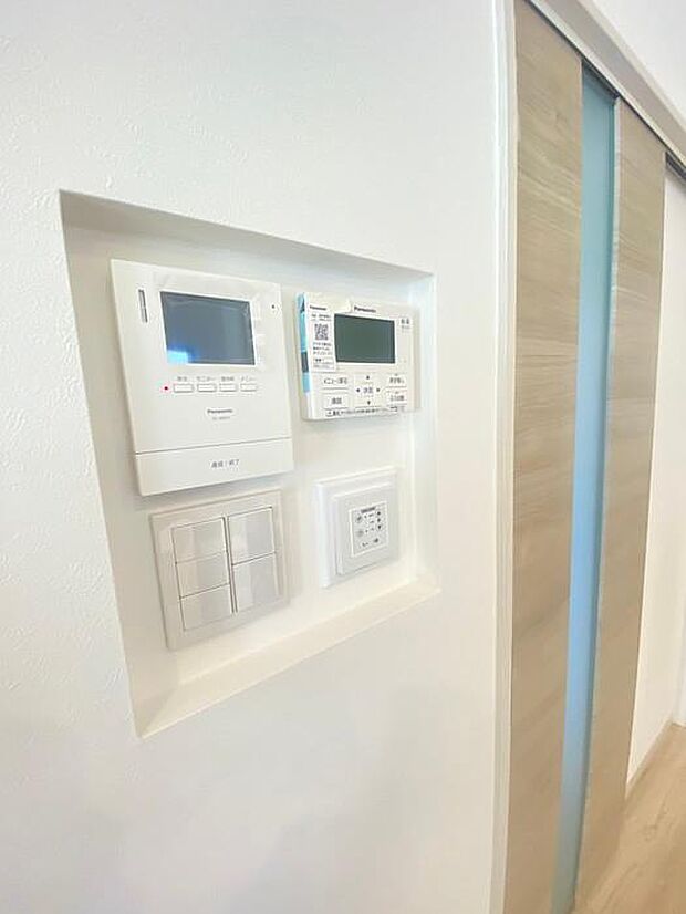 モニター付きインターホン等をニッチにまとめることで、見た目のすっきり感と使いやすさの両立を叶えています♪