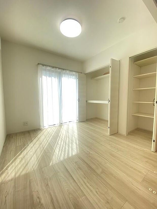 リビング横にある約4.5帖の洋室です♪お子様の遊び場やお昼寝、来客用の寝室にと多様な用途で使えます♪