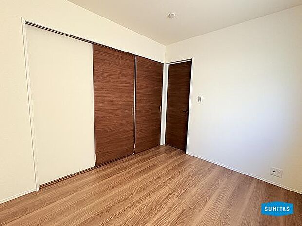 1階洋室5.4帖は扉を開けておくとキッチンから様子が見られます。小さなお子様のお昼寝ルームにも◎