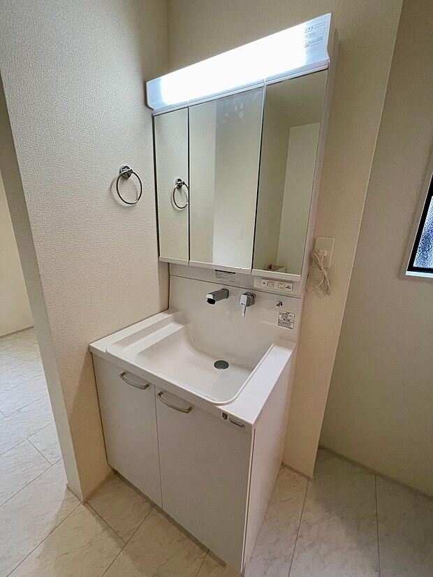 三面鏡の洗面台は鏡の裏が収納になっているため化粧用品がたっぷり入ります♪コンセント付きでドライヤーもすぐに使えます♪