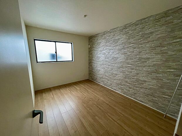 ゆったりとした主寝室は日々の疲れを取ってくれる開放感があります♪充実した収納スペースには洋服もバック等の小物も収納可能♪机を置いて書斎も作れます♪