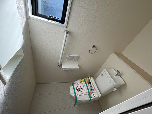 光の入る明るいトイレスペース♪節水タイプのウォシュレット機能付き♪