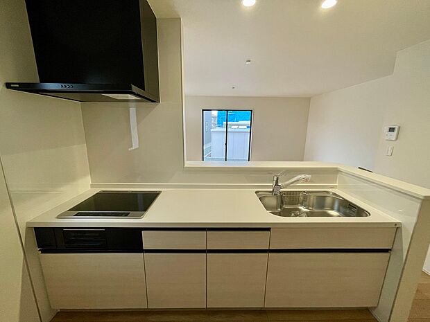 対面キッチンでお子さまの様子を見ながらお料理ができて安心♪ワイドなキッチン台は広々でとても快適♪お子さんと一緒に料理も楽しめます♪オプションでビルトイン食器洗浄乾燥機も設置可能♪