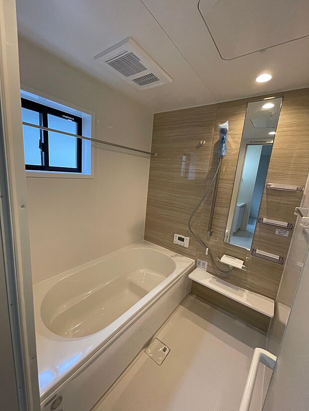 床の乾きやすい1坪タイプの浴槽♪足を伸ばしてゆっくり入浴♪浴室暖房機能付きで冬でもあたたかいです。また乾燥機能で洗濯物干しコーナーとしての用途も可能♪