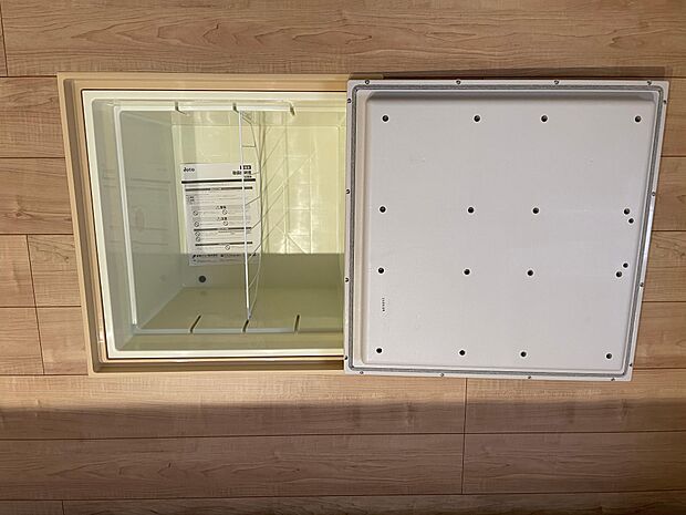 キッチン部の床下収納♪缶詰や保存食の収納に最適♪