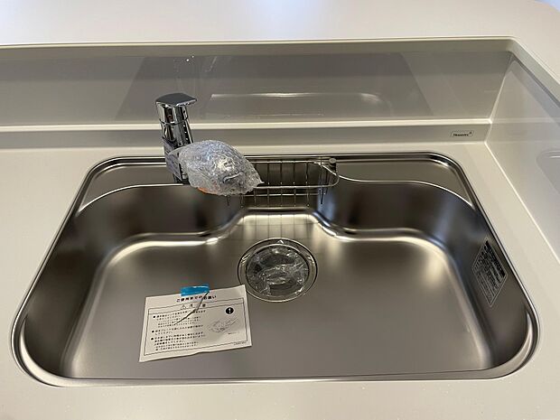 たっぷり食器が入るシステムキッチンのシンク♪シングルレバーなので片手で吐水できます♪蛇口部のヘッドホースが伸びて隅々まで行き渡ります♪浄水カートリッジ対応の水栓です♪