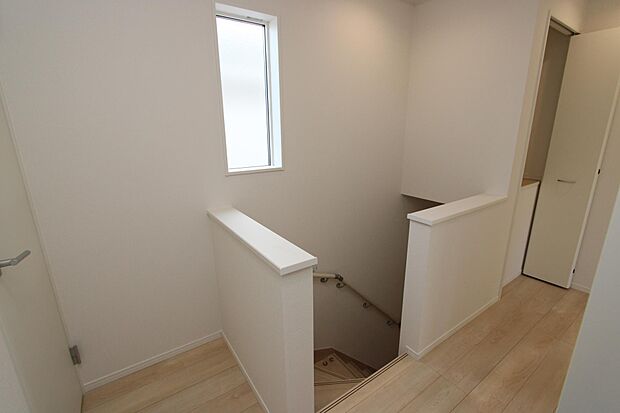 2階の階段スペースに窓があり明るいです♪　