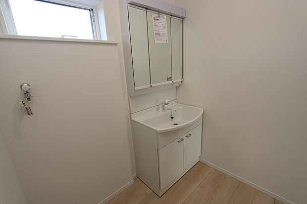 シャンプドレッサーに窓付きの洗面スペース♪