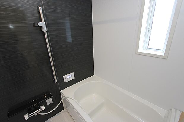 浴室には窓もあり通風・彩光に優れています♪