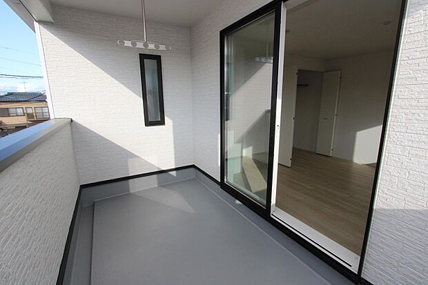 ルーフバルコニーは外出時の急な雨にも安心♪