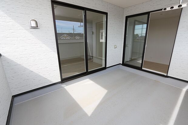 ※画像はイメージですルーフバルコニーは外出時の急な雨にも安心♪2室から行き来出来るのがおススメです♪