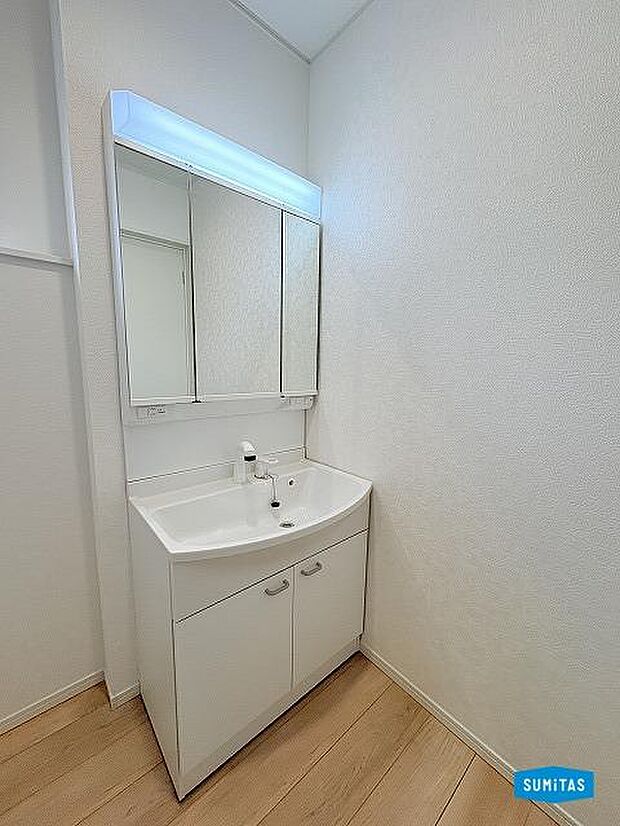 身だしなみチェックも出来る3面鏡洗面台◎