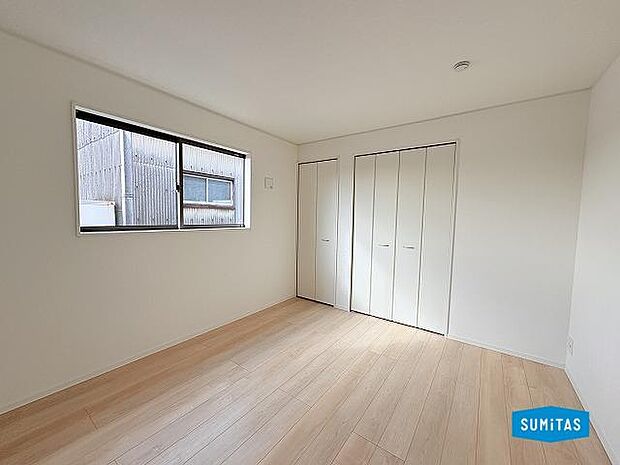 2階 8.7帖 洋室　クローゼット2つ付き♪用途に合わせて分けられます♪