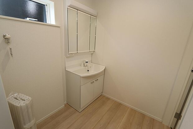 ※画像はイメージですシャンプドレッサーに窓付きの洗面スペース♪