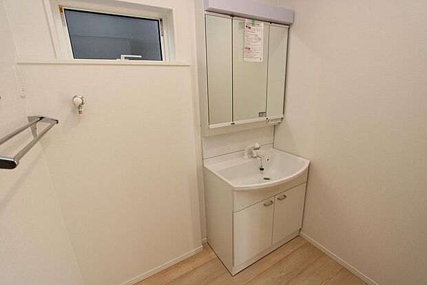 シャンプドレッサーに窓付きの洗面スペース♪