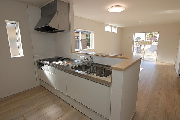 カウンターキッチンは、お子様の様子を家事をしながら見れるので安心♪飲み物や缶詰の保存に便利な床下収納付き♪