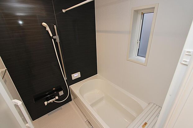 浴室には窓もあり通風・彩光に優れています♪