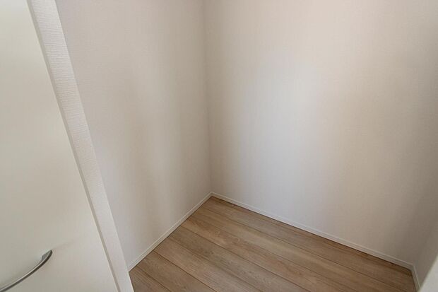 収納たっぷりのウォークインクローゼット