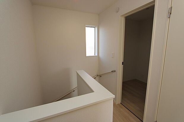 2階の階段スペースに窓があり明るいです♪