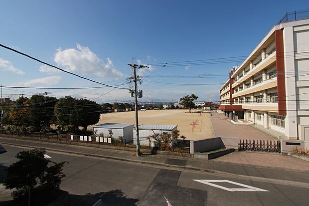 小学校が目の前の子どもにとっては夢のようなお家です♪
