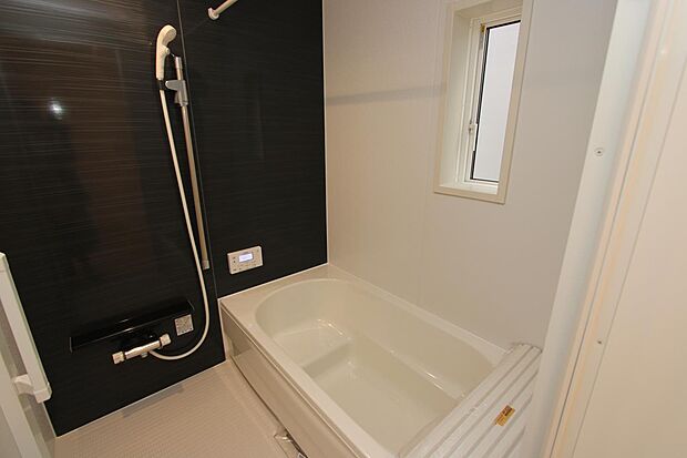 浴室には窓もあり通風・彩光に優れています♪