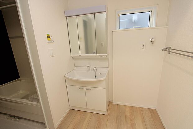 シャンプドレッサーに窓付きの洗面スペース♪