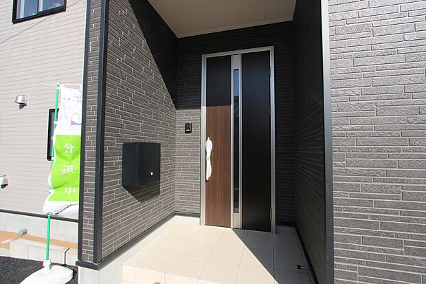 宅配ボックス付き 出かけていても安心です♪防犯カメラ付き