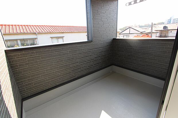 ルーフバルコニーは外出時の急な雨にも安心♪