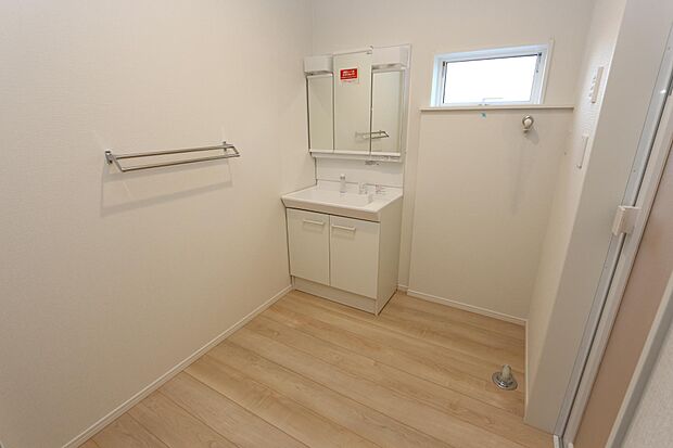 ※画像はイメージですシャンプードレッサーに窓付きの洗面スペース♪