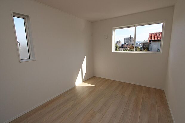 2階は全室6帖以上♪