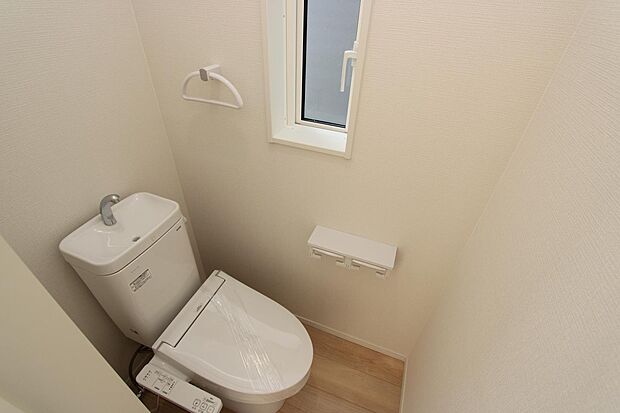 写真は1階トイレですが、2階にもあります♪