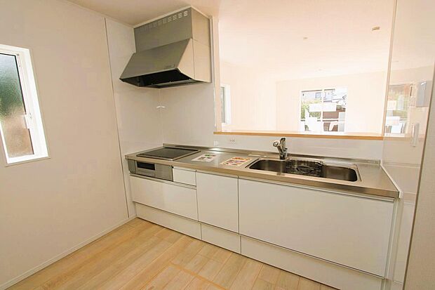 飲み物や缶詰の保存に便利な床下収納付き♪オール電化のIHクッキングヒーター