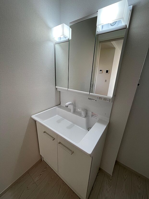 三面鏡の洗面台は鏡の裏が収納になっているため化粧用品がたっぷり入ります♪コンセント付きでドライヤーもすぐに使えます♪