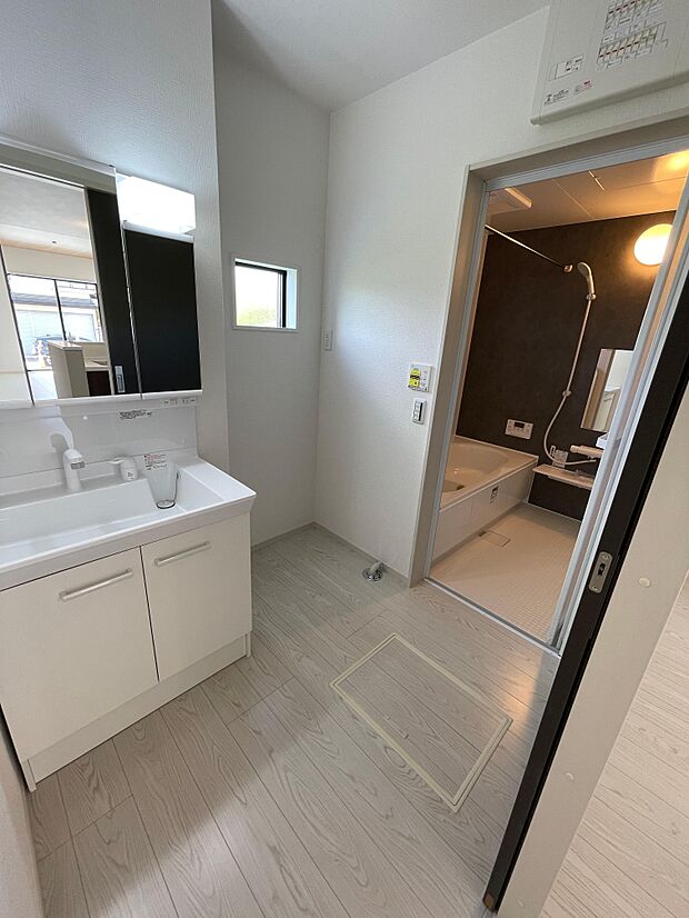 ゆったりとした洗面脱衣所♪はしゃぐお子さまとの着替えも問題なしです♪ドラム式洗濯機も余裕で設置できる広さです♪