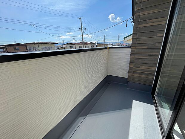 南向きにバルコニーがあり明るい陽が差し込みます♪