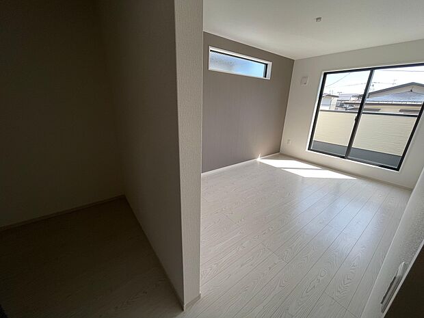 ゆったりとした主寝室は日々の疲れを取ってくれる開放感があります♪充実した収納スペースには洋服もバック等の小物も収納可能♪机を置いて書斎も作れます♪