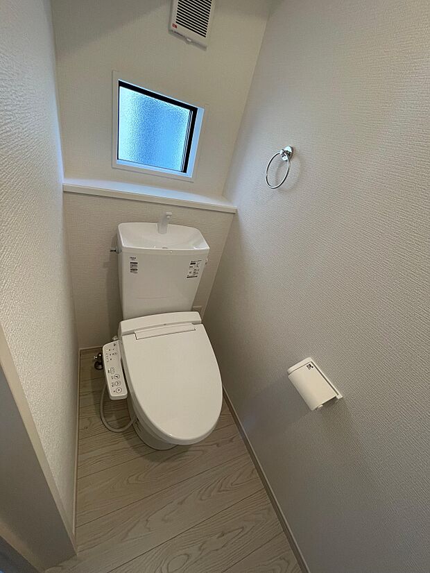2階にもトイレがあるので混み合う朝も安心です♪ウォシュレット機能付き♪