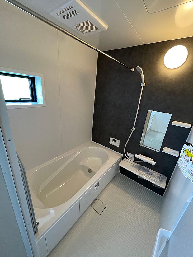 床の乾きやすい1坪タイプの浴槽♪足を伸ばしてゆっくり入浴♪浴室暖房機能付きで冬でもあたたかいです。また乾燥機能で洗濯物干しコーナーとしての用途も可能♪