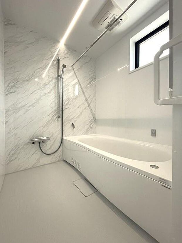 浴室は『Panasonic製』。換気設備は、浴室乾燥・暖房・涼風・換気付!浴室内をしっかり換気し、お洋服の乾燥にも貢献♪床は汚れが落としやすい『スミピカフロア』で家事時短浴室です♪