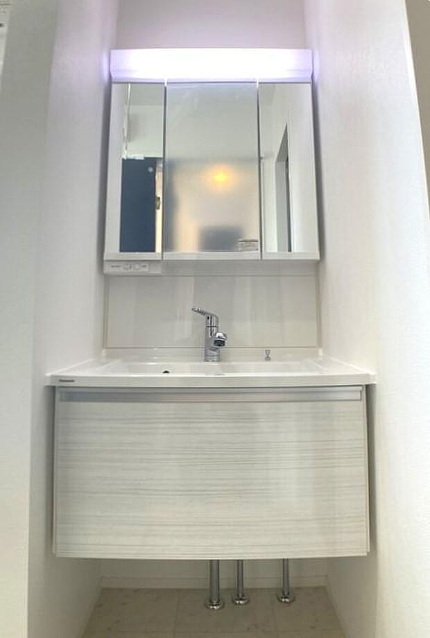 『Panasonic製洗面台』横幅が広くとても使いやすく、足元が空いており掃除もしやすいです♪。三面鏡仕様かつ、全面がくもりにくい為、お風呂上がりもクリアに見え、電気代もかからず経済的です♪