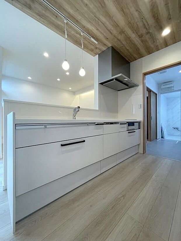 『Panasonic製』のキッチンを採用。食洗器付で家事時短へ♪水栓は浄水器一体型!浄水に切り替えると不純物を減少してくれます♪シンクはスキマがないものを採用・コンロはIHを採用し、フラットで掃除が楽になる時短