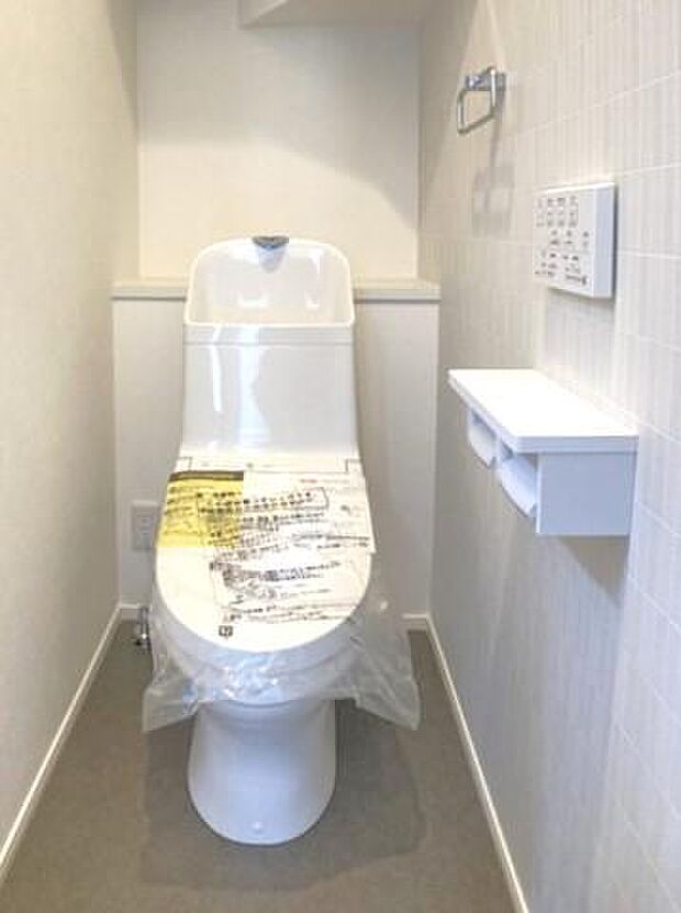 1・2階ともにトイレが標準でついています。『TOTO』の手洗い一体型の物を使用。おうとつが少ないのでお掃除がしやすい設計。トルネード洗浄で少ない水で便器の中を効率よく洗います。ペーパーホルダーとタオルリング