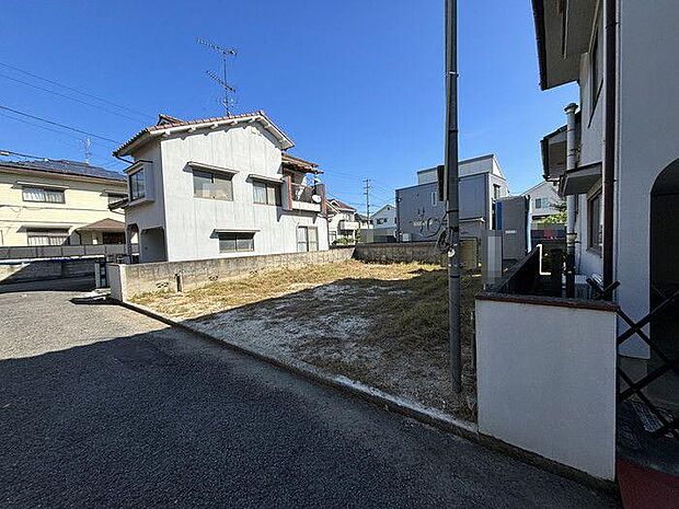 ファミリーマート 南梅本店まで約200ｍ♪夜遅くや早朝にも必要なものが購入できて便利です♪