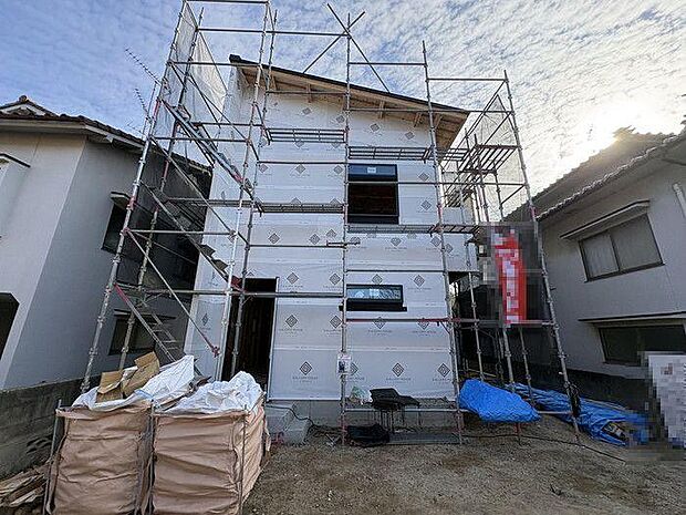 梅本駅まで徒歩約6分です♪重信方面や市内中心地へ行く路線で、通勤や通学に便利ですね♪