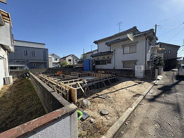梅本駅まで徒歩約6分です♪重信方面や市内中心地へ行く路線で、通勤や通学に便利ですね♪
